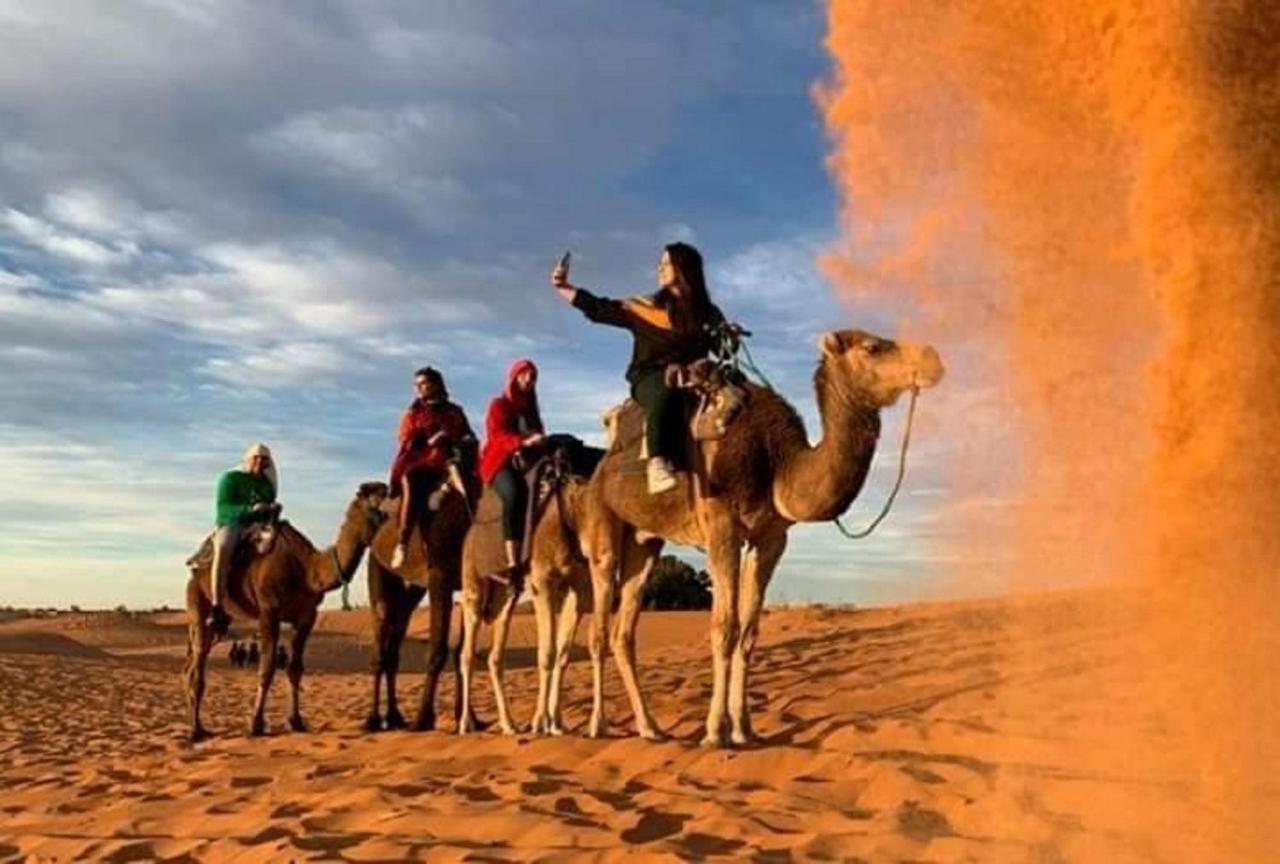 L'Homme Du Desert A Merzouga Buitenkant foto